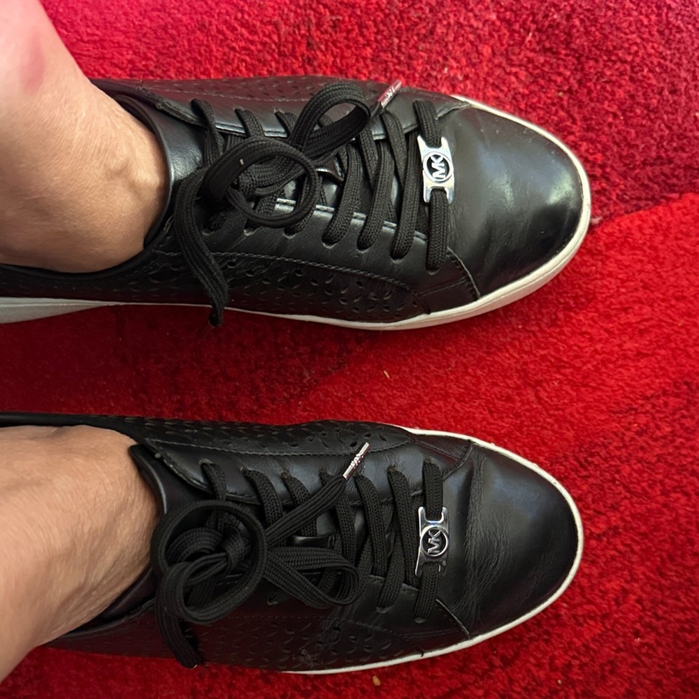 Women’s casual shoes in size 8.5 medium